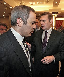 Гарри Каспаров (слева) и Михаил Касьянов схлестнулись на праймериз. Загружается с сайта Ъ