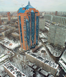 Новый налог на недвижимость будет введен в ближайшие год-два. Исчисляться он будет исходя из рыночной стоимости квартиры. Так что за трехкомнатную квартиру в Москве он может составить $120-1600 в год. ФОТО: ВАСИЛИЙ ШАПОШНИКОВ. Загружается с сайта Ъ