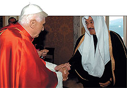 Как предстоятель католической церкви папа Бенедикт XVI сдержанно относится к исламу, а как глава государства Ватикан оказывает ему приличествующие знаки внимания/ Загружается с сайта Ъ
