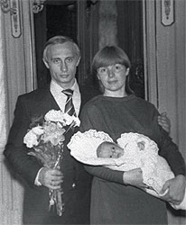 Владимир Путин с супругой (1985). Загружается с сайта Ъ