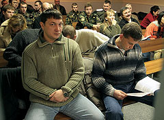 Эдуард Ульман (слева) и его подельники решили не дожидаться торжества российского правосудия. Фото: ВАСИЛИЙ ДЕРЮГИН. Загружается с сайта Ъ