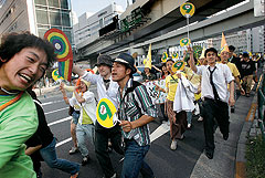Большинство японцев предпочитает славному боевому прошлому своей страны мирное настоящее (на фото – демонстрация в защиту 9-й статьи конституции в Токио). Загружается с сайта Ъ