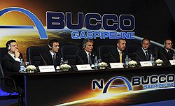 Премьер-министр Турции Тайип Эрдоган (третий справа) на церемонии подписания соглашения по строительству газопровода Nabucco. Фото: Reuters. Загружается с сайта Ъ