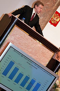 Рейтинг Михаила Фрадкова опускался независимо от усилий, прилагаемых его подчиненными для поднятия экономики страны (на фото – глава Минфина Алексей Кудрин). Загружается с сайта Ъ