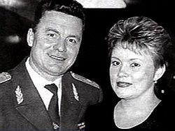 Генерал Виталий Гамов с супругой Ларисой. Загружается с сайта Ъ