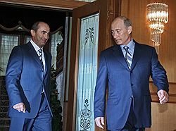 Президент России Владимир Путин (справа) и президент Республики Армении Роберт Кочарян (слева). Загружается с сайта Ъ