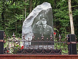 Памятник генералу Виталию Гамову на его могиле на Дагомысском кладбище в Сочи. Фото: ITAR-TASS. Загружается с сайта Ъ