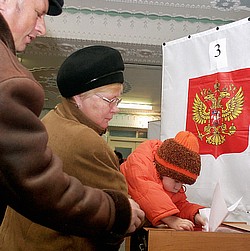 На избирательном участке в Петропавловске-Камчатском. Фото: ITAR-TASS. Загружается с сайта Ъ