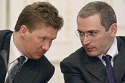 Глава «Газпрома» Алексей Миллер (слева) смог купить ключевые газовые активы Михаила Ходорковского (справа) на итальянские деньги. Фото: Дмитрий Азаров / Коммерсантъ. Загружается с сайта Ъ