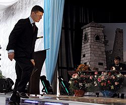 Получив от Дмитрия Козака (слева) удостоверение президента, Рамзан Кадыров (на заднем плане) смиренно пообещал держаться «в рамках российских законов». Фото: Рамзан Гуциев / Коммерсантъ. Загружается с сайта Ъ