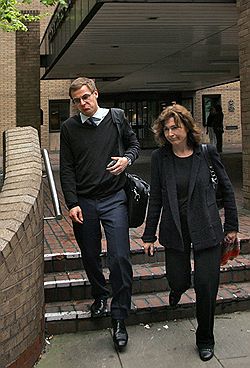 Петр Жуков и его мать надеялись на оправдательный вердикт лондонского суда. Фото: Валерий Левитин / Коммерсантъ. Загружается с сайта Ъ