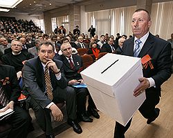 Дмитрий Рогозин (слева) уверен, что «Великая Россия» на предстоящих выборах в Госдуму возьмет четверть всех мест. Фото: Дмитрий Духанин / Коммерсантъ. Загружается с сайта Ъ