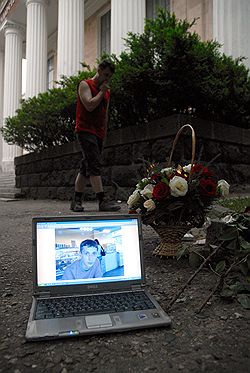 На ставропольских форумах в интернете призывают провести массовый сход в день похорон убитых студентов. Фото: Эдуард Корниенко / Коммерсантъ. Загружается с сайта КП