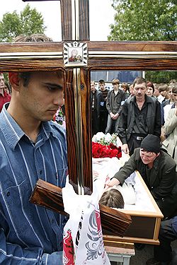 Студента Дмитрия Блохина похоронили на кладбище в Северо-Западном районе Ставрополя. Именно в этом районе 24 мая произошла массовая драка, в ходе которой был убит чеченский студент. Фото: Reuters. Загружается с сайта Ъ