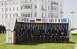 Фэмили-фото глав G8 каждый раз становится одним из главных событий саммита. На этот раз главным событием стал не процесс фотографирования, а заманчивое предложение, которое сделал Владимир Путин Джорджу Бушу. Фото: Дмитрий Азаров / Коммерсантъ. Загружается с сайта Ъ