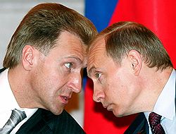 Помощник президента Игорь Шувалов (слева) полагает, что двух преемников для Владимира Путина мало. Фото: Reuters. Загружается с сайта Ъ