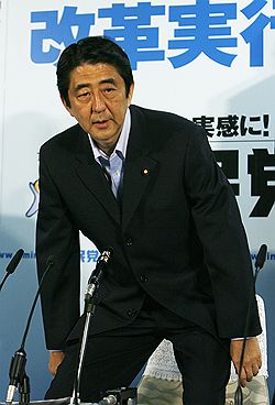 Несмотря на поражение правящей коалиции, Синдзо Абэ (на фото) намерен держаться за премьерское кресло до полной победы проводимых им реформ. Загружается с сайта Ъ