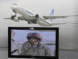 Президент РФ Владимир Путин (на экране) напомнил Западу, что российская стратегическая авиация еще может тряхнуть стариной. Загружается с сайта Ъ