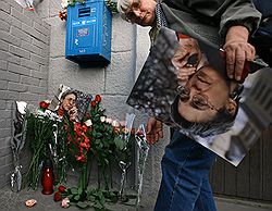 Оппозиционные политики и правозащитники считают, что Анна Политковская мешала власти живой, а теперь мешает мертвой. Загружается с сайта Ъ