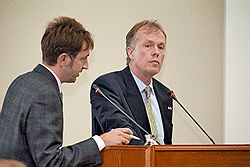 Президент «Сахалин Энерджи» Иен Крейг (справа) на совещании, посвященном подведению итогов проверки «Сахалина 2». Загружается с сайта Ъ