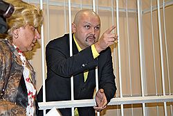 Несмотря на то что Александра Донского приговорили к условному сроку, он остался за решеткой. Загружается с сайта Ъ