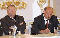 Владимир Жириновский (слева) обиделся на своего коллегу по Госдуме Геннадия Зюганова (справа) ровно на миллион рублей. Загружается с сайта Ъ