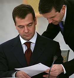 Глава Минздравсоцразвития Михаил Зурабов и первый вице-премьер Дмитрий Медведев намерены обеспечить страну здоровой рабочей силой к 2015 год. Загружается с сайта Ъ