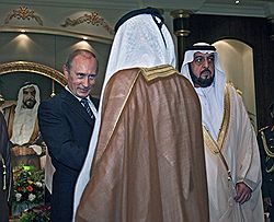 В обмен на $500 млн, которые Россия сейчас должна Эмиратам, Владимир Путин сделал президенту ОАЭ Халифе бен Заиду аль-Нахайяну много интересных предложений. Загружается с сайта Ъ