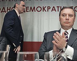 Михаил Касьянов (справа) уже знает, что победителем праймериз «Другой России» станет Гарри Каспаров. Загружается с сайта Ъ