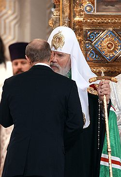 Алексия II в ПАСЕ примут как президента (Владимир Путин – спиной). Загружается с сайта Ъ