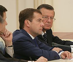 Александр Жуков (слева) после перераспределения Виктором Зубковым вице-премьерских полномочий почти сравнялся по объему возложенной на него ответственности с Дмитрием Медведевым (справа). Загружается с сайта Ъ