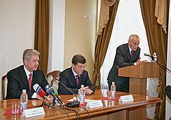 Как пообещал Сергей Собянин (слева), Дмитрий Козак (в центре) будет оказывать Григорию Рапоте посильную помощь. Загружается с сайта Ъ