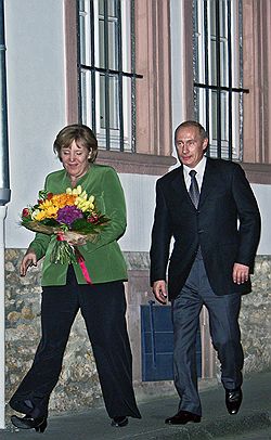 Президент России опоздал на встречу с канцлером Германии из-за московского снегопада, но ни на его настроении, ни на преподнесенном Ангеле Меркель букете это не сказалось. Загружается с сайта Ъ