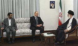 Встреча президента России Владимира Путина (в центре) с духовным лидером Ирана аятоллой Хаменеи (справа) прошла в атмосфере благоговейного трепета, испытываемого президентом Ирана Махмудом Ахмади-Нежадом (слева). Загружается с сайта Ъ