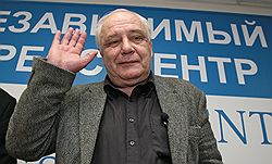 Владимир Буковский хочет сразиться с путинским режимом на президентских выборах. Загружается с сайта Ъ