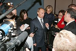 После «прямой линии» с народом страны президент России Владимир Путин еще минут 15 по инерции отвечал на вопросы журналистов. Загружается с сайта Ъ