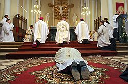 Паоло Пецци (на переднем плане) положит все силы на дело сближения католической и православной церквей. Загружается с сайта Ъ