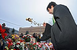 У Соловецкого камня в День памяти жертв политических репрессий прошли два митинга и один молебен. Загружается с сайта Ъ