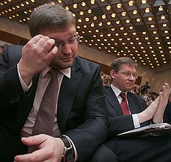 Владимир Рыжков (справа) любезно согласился помочь лидеру правых Никите Белых (слева) с предвыборной агитацией. Загружается с сайта Ъ