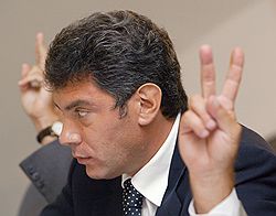 Простым голосованием руками кандидат в депутаты Немцов превращается в кандидата в президенты. Загружается с сайта Ъ