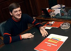 Мэр Ставрополя Дмитрий Кузьмин перестал быть кандидатом в депутаты, зато может стать фигурантом уголовного дела. Загружается с сайта Ъ