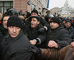 Не затерявшись в толпе (на фото – «Марш несогласных» 24 ноября), Гарри Каспаров затерялся в застенках МВД. Загружается с сайта Ъ