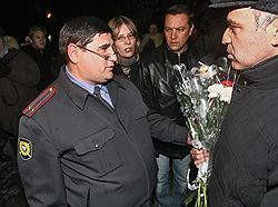 Сотрудники милиции не дали Гарри Каспарову забыть о своем существовании даже во дворе его дома. Загружается с сайта Ъ