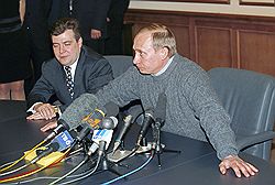 26 марта 2000 года. Будущий преемник Владимира Путина помогает преемнику Бориса Ельцина освоиться в новой роли. Загружается с сайта Ъ