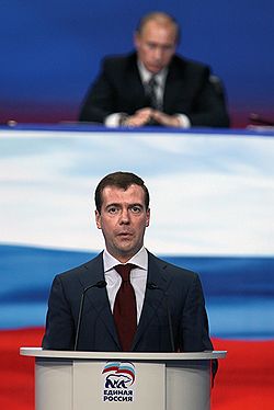 На съезде «Единой России» президент Владимир Путин, отдав первый план Дмитрию Медведеву, поднялся еще выше. Загружается с сайта Ъ