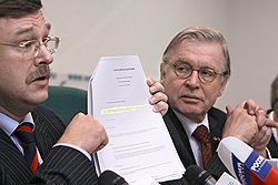 У Константина Косачева (слева) и Рене ван дер Линдена противоположные взгляды на российские выборы. Загружается с сайта Ъ