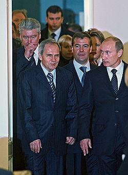Владимир Путин передал Петербургу часть столичных функций в лице председателя Конституционного суда Валерия Зорькина (на переднем плане слева). Загружается с сайта Ъ