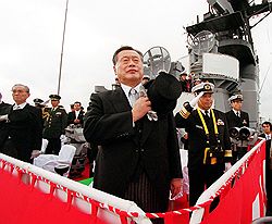 Японский экс-премьер Иосиро Мори (на фото в центре) предпринял новую попытку вернуть Южные Курилы Японии. Загружается с сайта Ъ