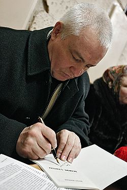 После судебного заседания бывший министр печати Борис Миронов с удовольствием пообщался со своими читателями. Загружается с сайта Ъ
