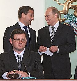 Во время визита Владимира Путина в Болгарию Дмитрий Медведев безотказно служил ему правой рукой. Загружается с сайта Ъ